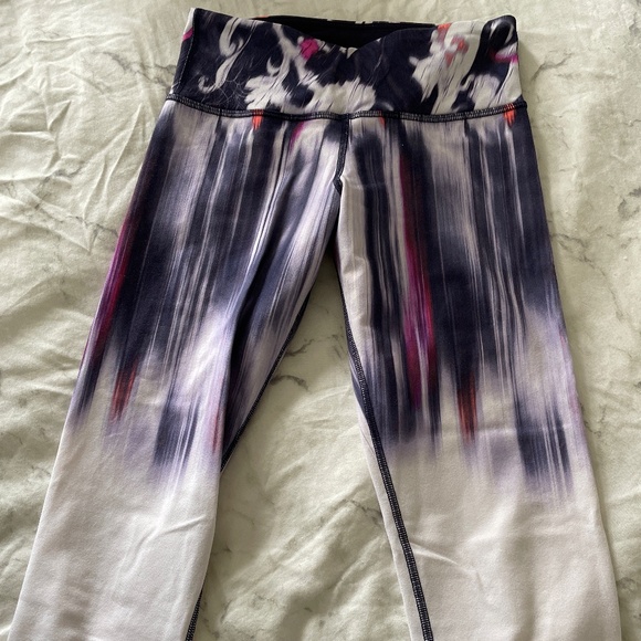 Lululemon Cropped Wunder Unders - Picture 1 of 1